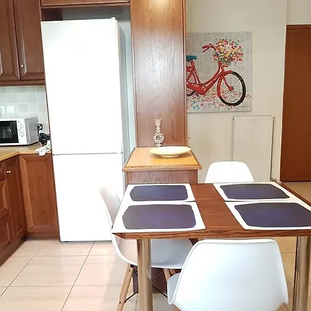 Errathens Zephyr - Center, 3 Bd, 1 Bath *